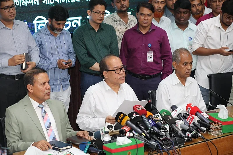 The election commission led by chief election commissioner Kazi Habibul Awal announces resignation at a media conference at Nirbachan Bhaban on 5 September 2024